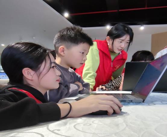 一群人在看电脑描述已自动生成