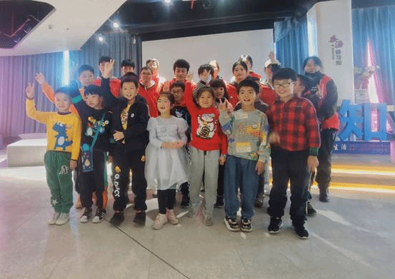 一群人站在一起描述已自动生成